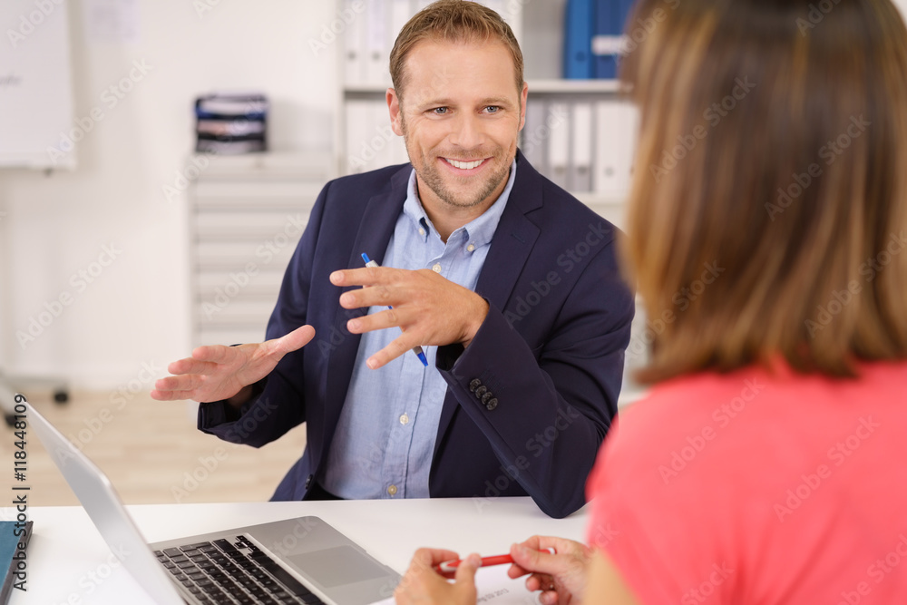 berater erklärt einer kunden etwas in einem freundlichen gespräch