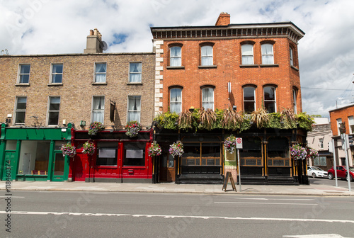 Stampa su Tela building with bar or pub on street of Dublin city