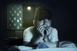 eingeschüchteter junge schaut alleine fernsehen in der nacht