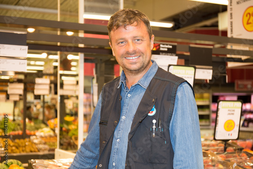 Fotografía adult senior sale man with tomato at vegetable market shopping store
