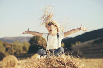 niño feliz en el campo