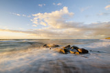 Fototapeta Fototapety z widokami - Piękny,naturalny pejzaż morski. Zachód słońca nad sztormowym morzem
