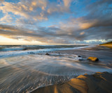 Fototapeta Krajobraz - Piękny,naturalny pejzaż morski. Zachód słońca nad sztormowym morzem
