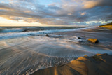 Fototapeta Morze - Piękny,naturalny pejzaż morski. Zachód słońca nad sztormowym morzem
