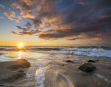 Fototapeta Fototapety z morzem do Twojej sypialni - Piękny,naturalny pejzaż morski. Zachód słońca nad sztormowym morzem
