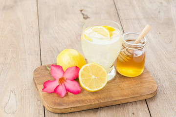 Canvas Print - lemon juice with honey