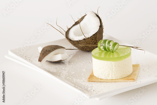 Fotografie, Obraz Dolce cremoso al cocco ,con verde gelatina di lime,guarnito con ricciolo di lime