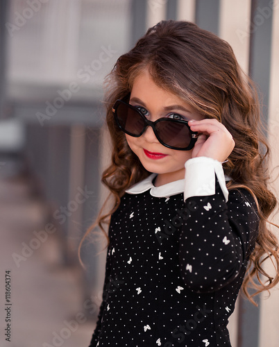 Beautiful little girl with fashionable sunglasses Tableau sur Toile