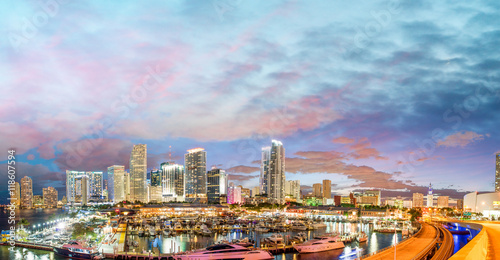 Fototapeta na szkło Wspaniałe kolory zmierzchu z Miami skyline na Florydzie. Panoramiczne słońce