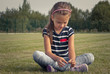 Dziewczynka siedząca na trawie