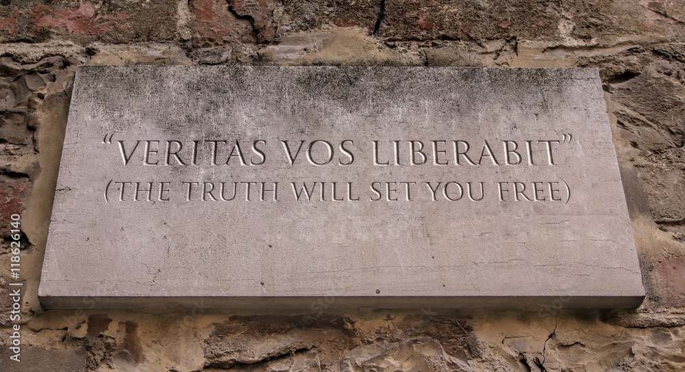 Foto Veritas vos liberabit. A Latin phrase meaning The truth will set you  free. Engraved text. do Stock | Adobe Stock