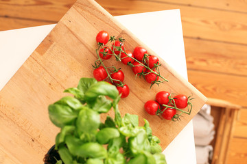 rote Tomaten mit Basilikum