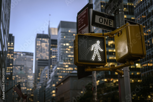 Plakat NYC crosswalk znak na ruchliwie jeden sposobu ulicie z zmierzch linią horyzontu w tle.