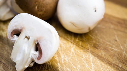 Champignons auf einem Schneidbrett