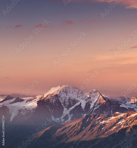 Fotomural Alta montaña en el tiempo de la mañana. Hermoso paisaje natural.