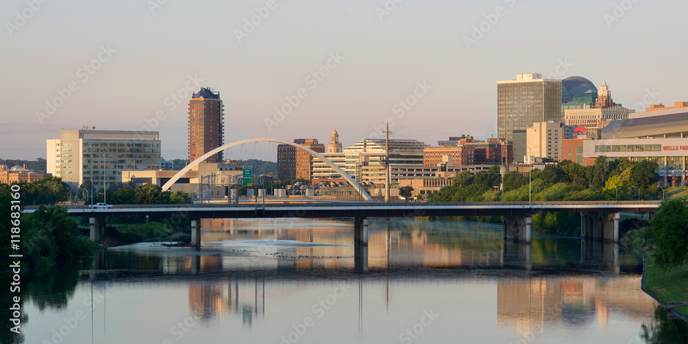 Downtown Des Moines and the Des Moines River - obrazy, fototapety, plakaty 