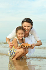 Wall Mural - little girl with shell