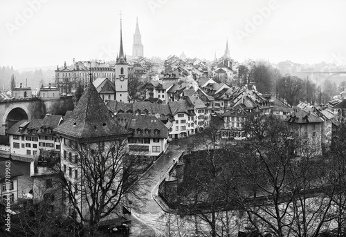 Photographie Vue sur la vieille ville de Berne sous la pluie, en Suisse