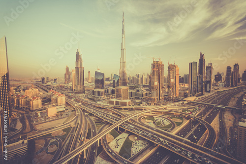Photo Dubai skyline with beautiful city close to it's busiest highway on traffic
