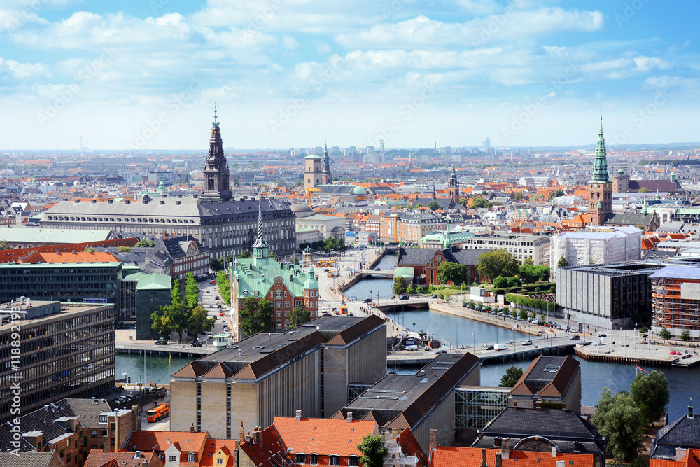 Obraz na płótnie Skyline von Kopenhagen mit Blick auf Schloss Christiansborg, Alte Börse und Nicolai-Kirche w salonie