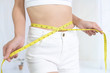 © Liza5450 - 腹囲を測る女性