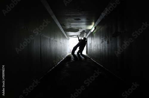 Cuadros en Lienzo Man attacks a woman in a dark tunnel