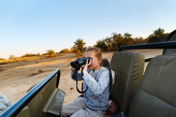 Canvas Print - Little girl on safari