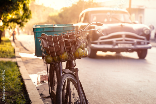 Cuadros en Lienzo Fahrrad auf Kuba bei Sonnenuntergang