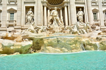 Wall Mural - The beautiful Trevi Fountain in Rome, with its waterfalls, Italy.