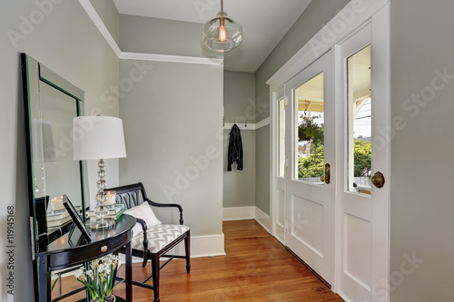 Fotografía Entryway with gray walls, console table and wood floors