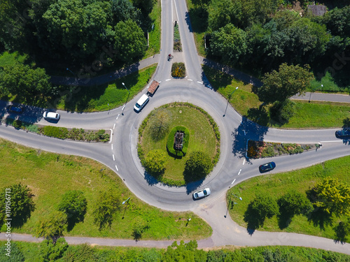 Fotografie, Obraz Kreisverkehr aus der Vogelperspektive mit Drohne aufgenommen