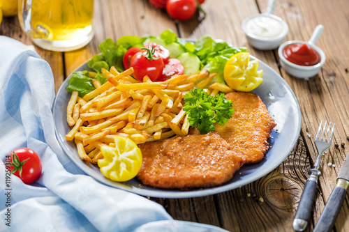 Schnitzel mit Pommes Acheter cette photo libre de droit et découvrir