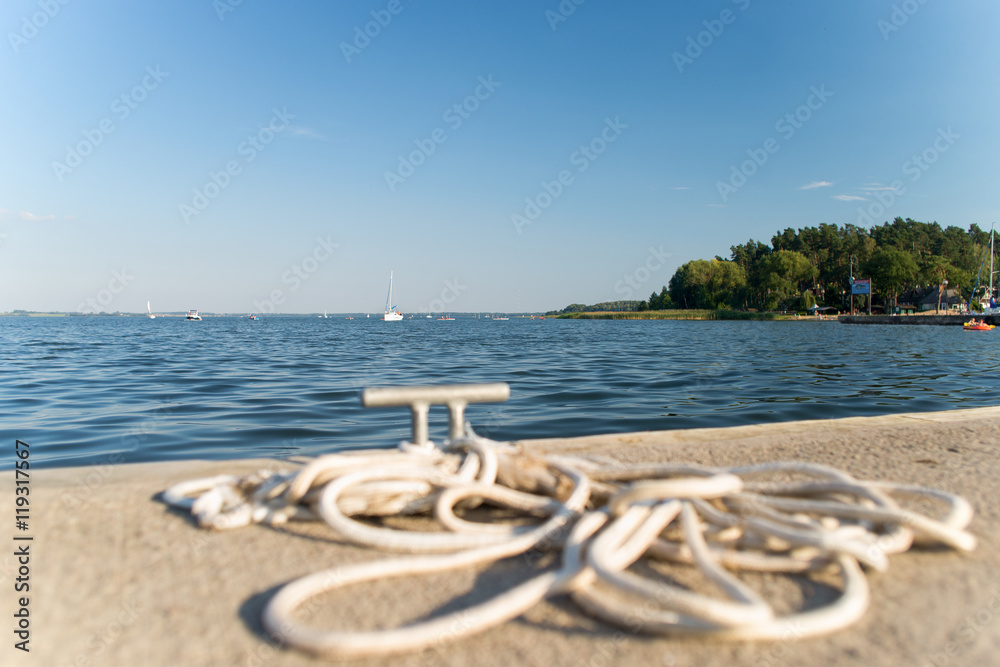 Lato nad jeziorem w porcie żeglarskim - obrazy, fototapety, plakaty 