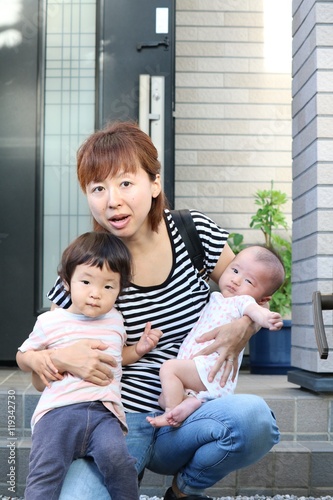 両腕で子供を抱くお母さん Stock Photo Adobe Stock 両腕で子供を抱くお母さん Stock Photo Adobe Stock