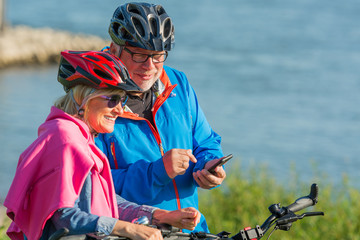 paar speichert eine fahrradroute auf dem mobiltelefon