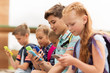 © Syda Productions - elementary school students with smartphones