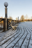 Fototapeta Pomosty - Drewniany pomost nad jeziorem w parku miejskim