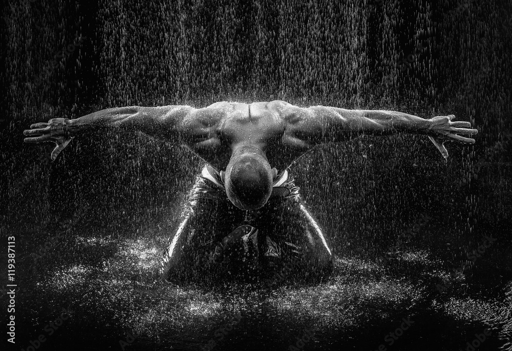 very muscular handsome athletic man in the rain - obrazy, fototapety, plakaty 