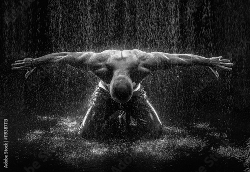 Fotografía very muscular handsome athletic man in the rain