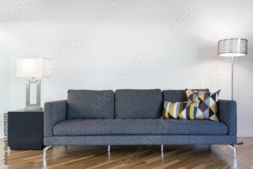 Plakat Wnętrze z nowoczesną sofą i poduszkami.