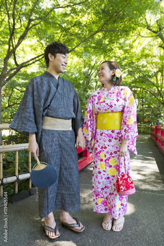 浴衣 着物 男女 カップル ポートレート 全身 緑 屋外 外 笑顔で会話 Stock Photo Adobe Stock 浴衣 着物 男女 カップル ポートレート 全身 緑 屋外 外 笑顔で会話 Stock Photo Adobe Stock