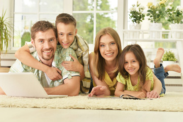 Canvas Print - family at home with laptop