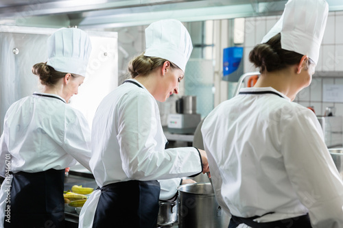 Fotografie, Obraz Team von Köchinnen bei der Arbeit in einer Kantine