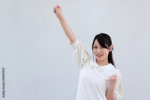 日本人女性モデル グラフィック素材 腕を上げるポーズ Stock Photo Adobe Stock