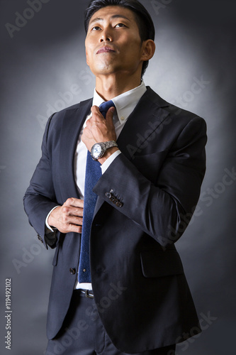 ネクタイを締めるビジネスマン Stock Photo Adobe Stock