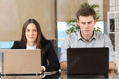 Cuadros en Lienzo Two angry businesspeople disputing