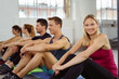 © contrastwerkstatt - lächelnde frau wartet im fitnessstudio auf den nächsten kurs
