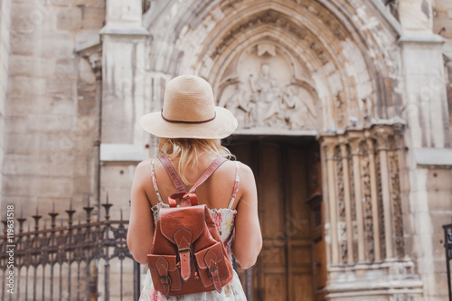 Foto Tourist reist in Europa, Stadtrundfahrt, Rückseite der Frau mit dem Rucksack, de