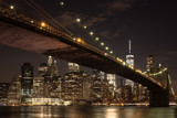 Fototapeta  - The downtown Manhattan skyline and the Brooklyn Bridge at night