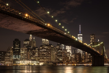 Canvas Print - The downtown Manhattan skyline and the Brooklyn Bridge at night